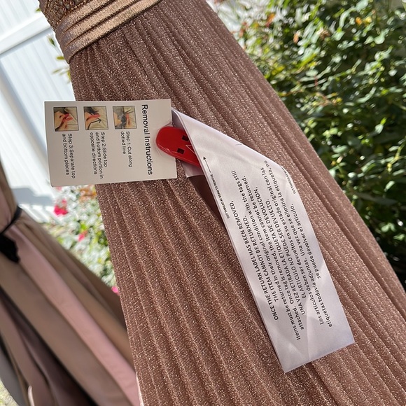 Mac Duggal - Rose Gold Shimmering Pleated  A-Line 3/4 Sleeve Gown - Size 4 - Picture 13 of 17